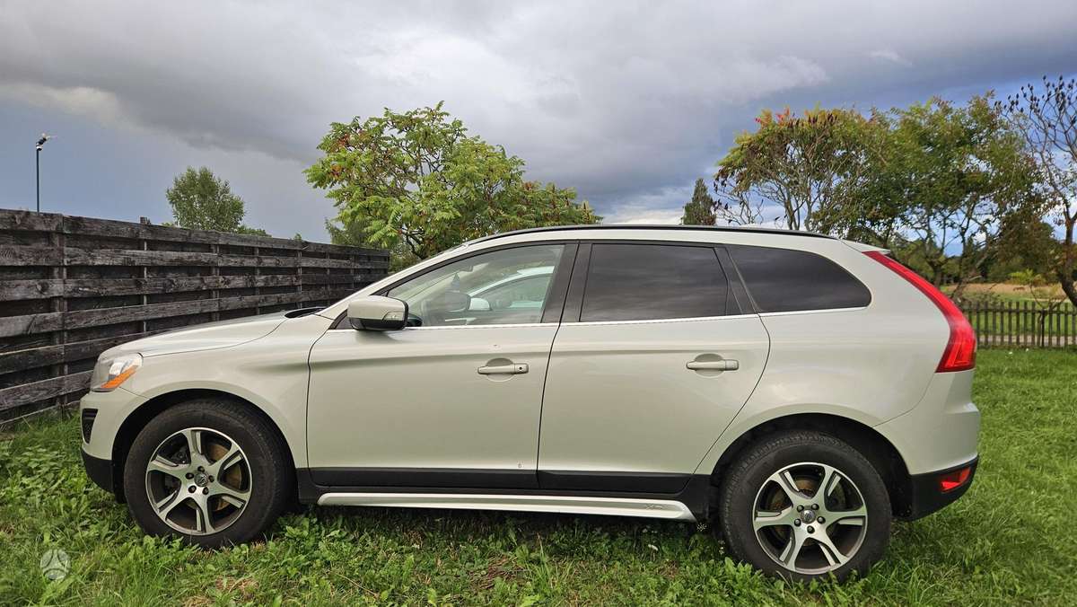 Volvo XC60, 2.0 l., off-road / crossover