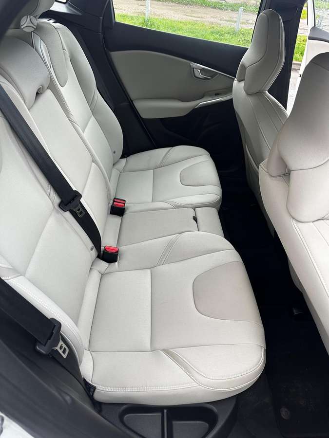 Volvo V40, 1.6 l., hatchback