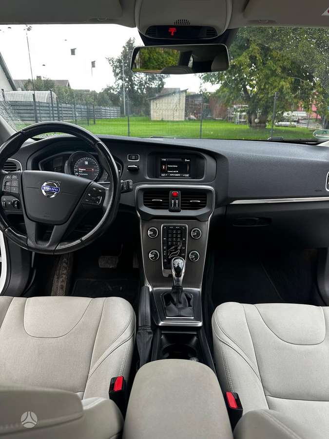 Volvo V40, 1.6 l., hatchback