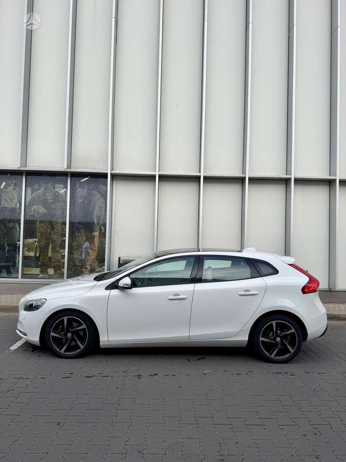 Volvo V40, 1.6 l., hatchback