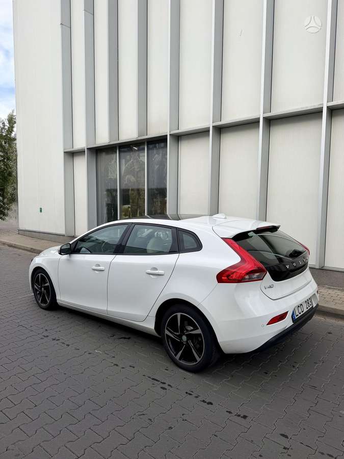 Volvo V40, 1.6 l., hatchback