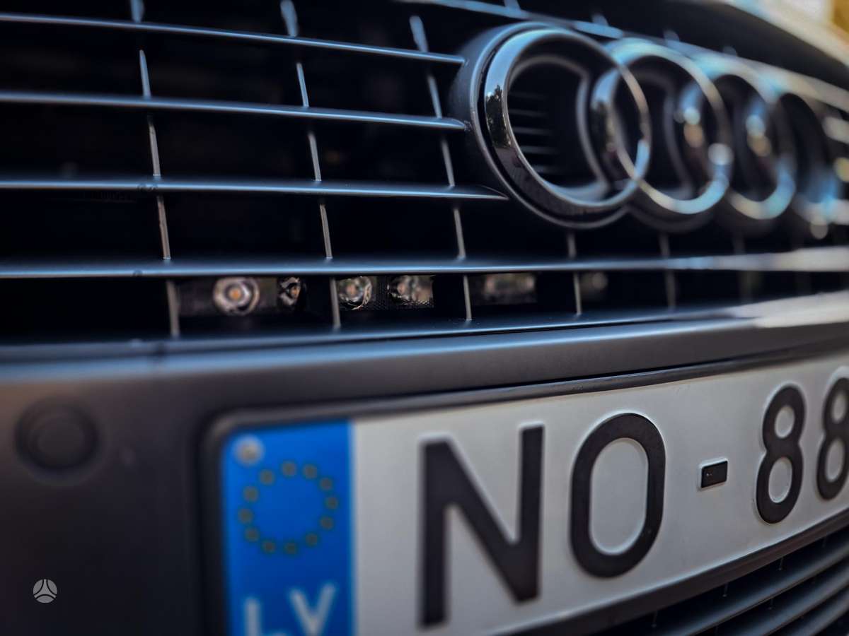 Audi A8, 4.2 l., Седан