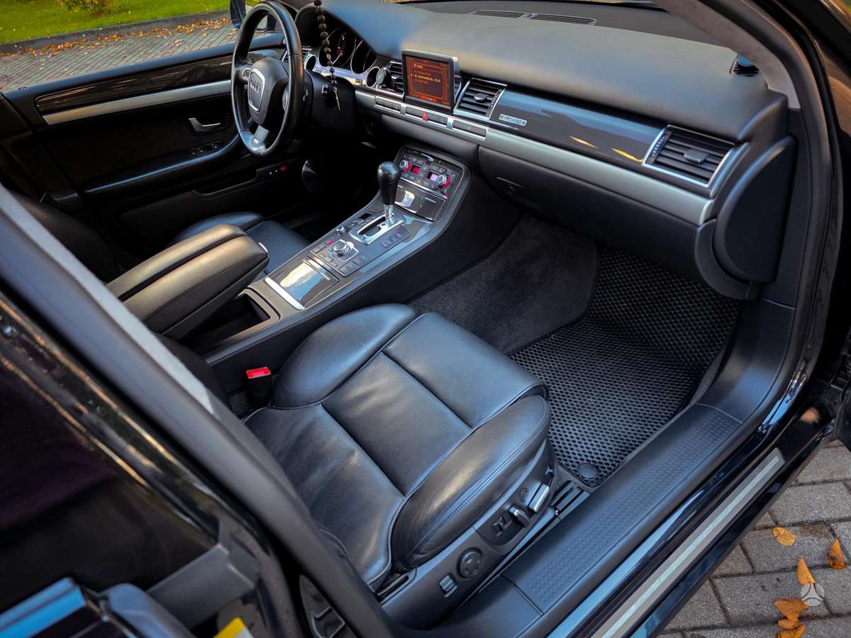 Audi A8, 4.2 l., sedanas