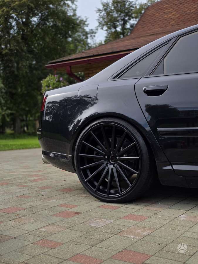 Audi A8, 4.2 l., sedanas