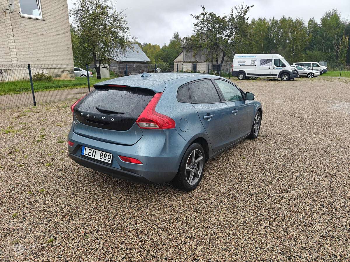 Volvo V40, 1.6 l., hatchback