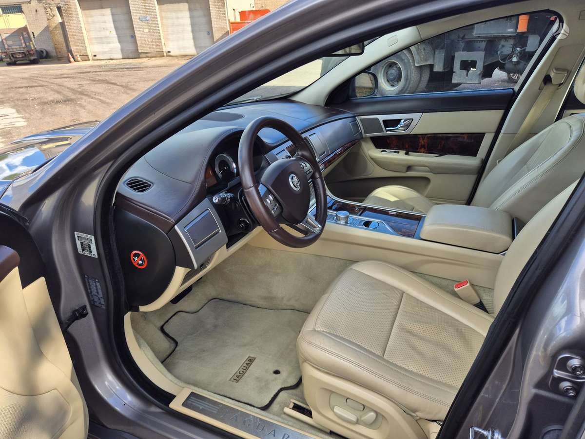 Jaguar XF, 4.2 l., Седан