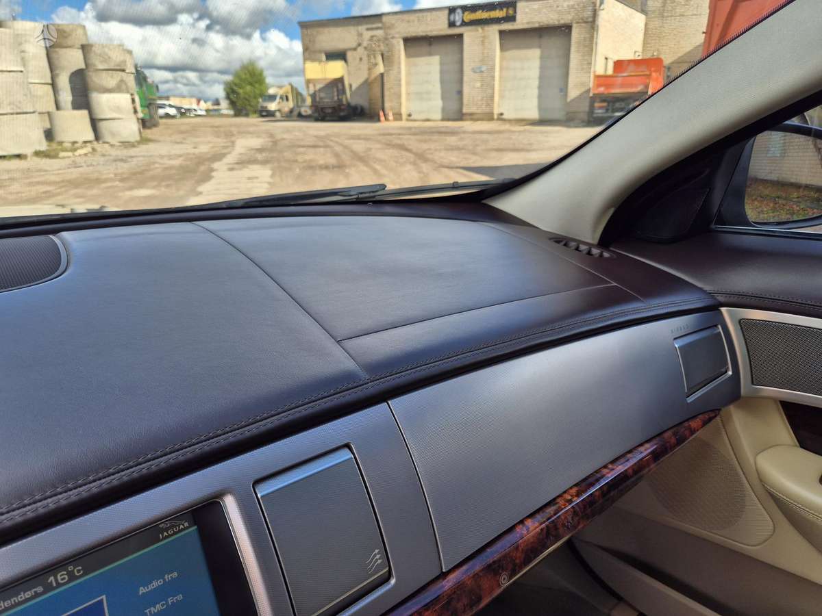Jaguar XF, 4.2 l., Седан