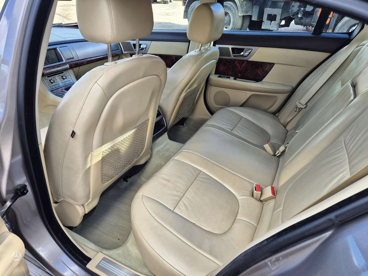 Jaguar XF, 4.2 l., Седан
