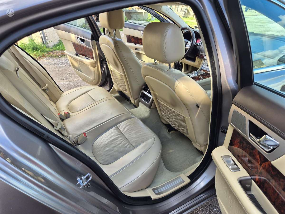 Jaguar XF, 4.2 l., Седан