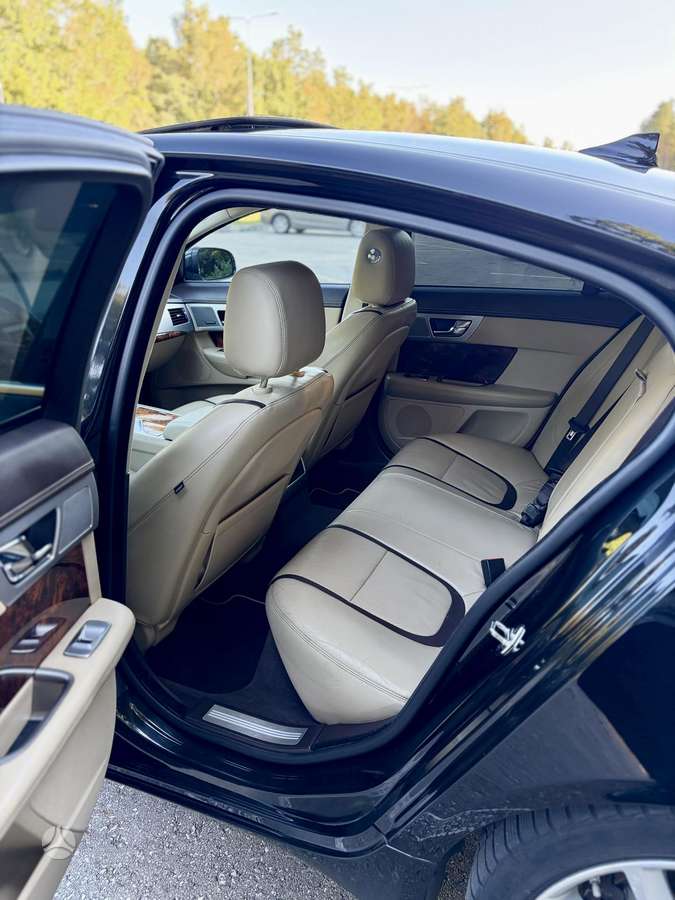 Jaguar XF, 3.0 l., Седан