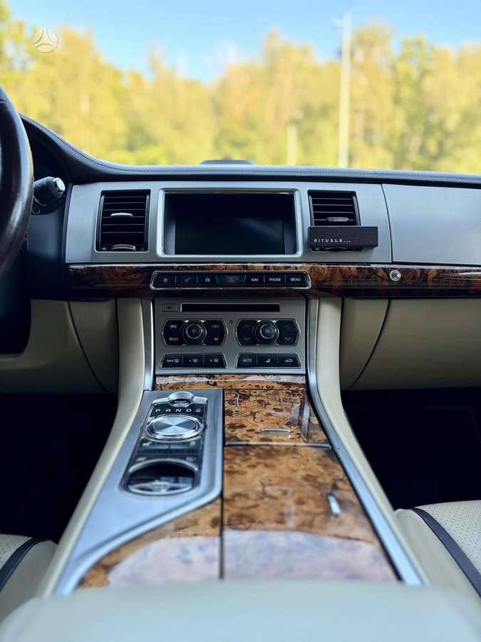 Jaguar XF, 3.0 l., Седан