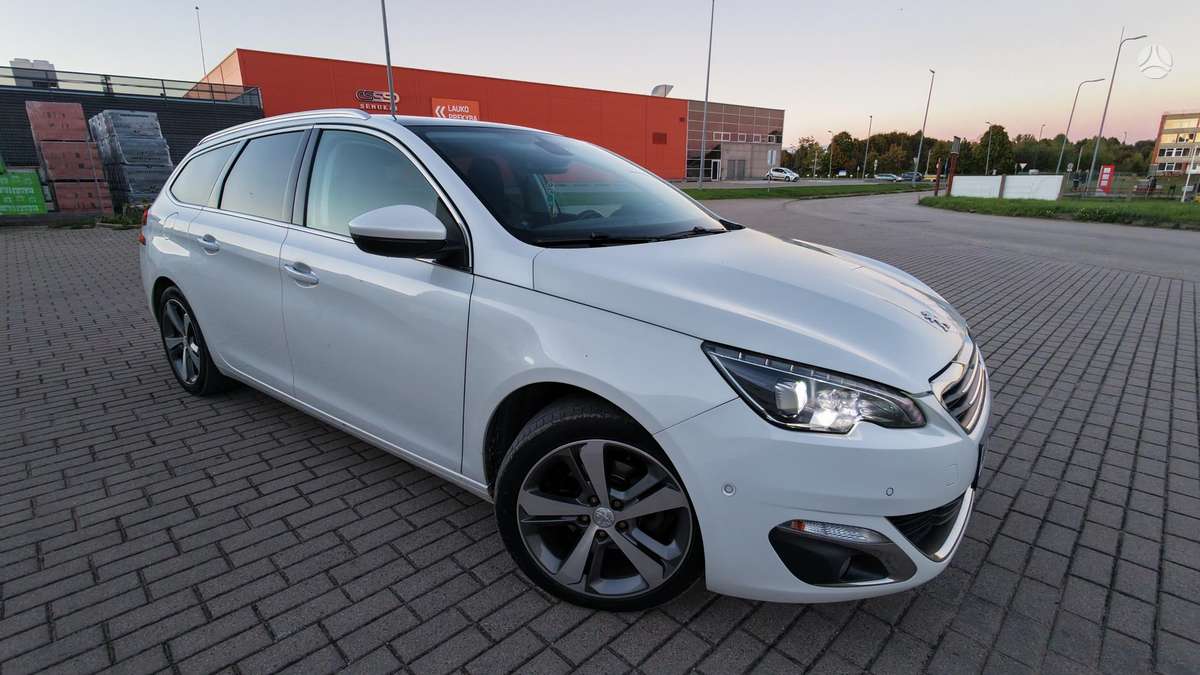 Peugeot 308 2015 — вигляд ззаду
