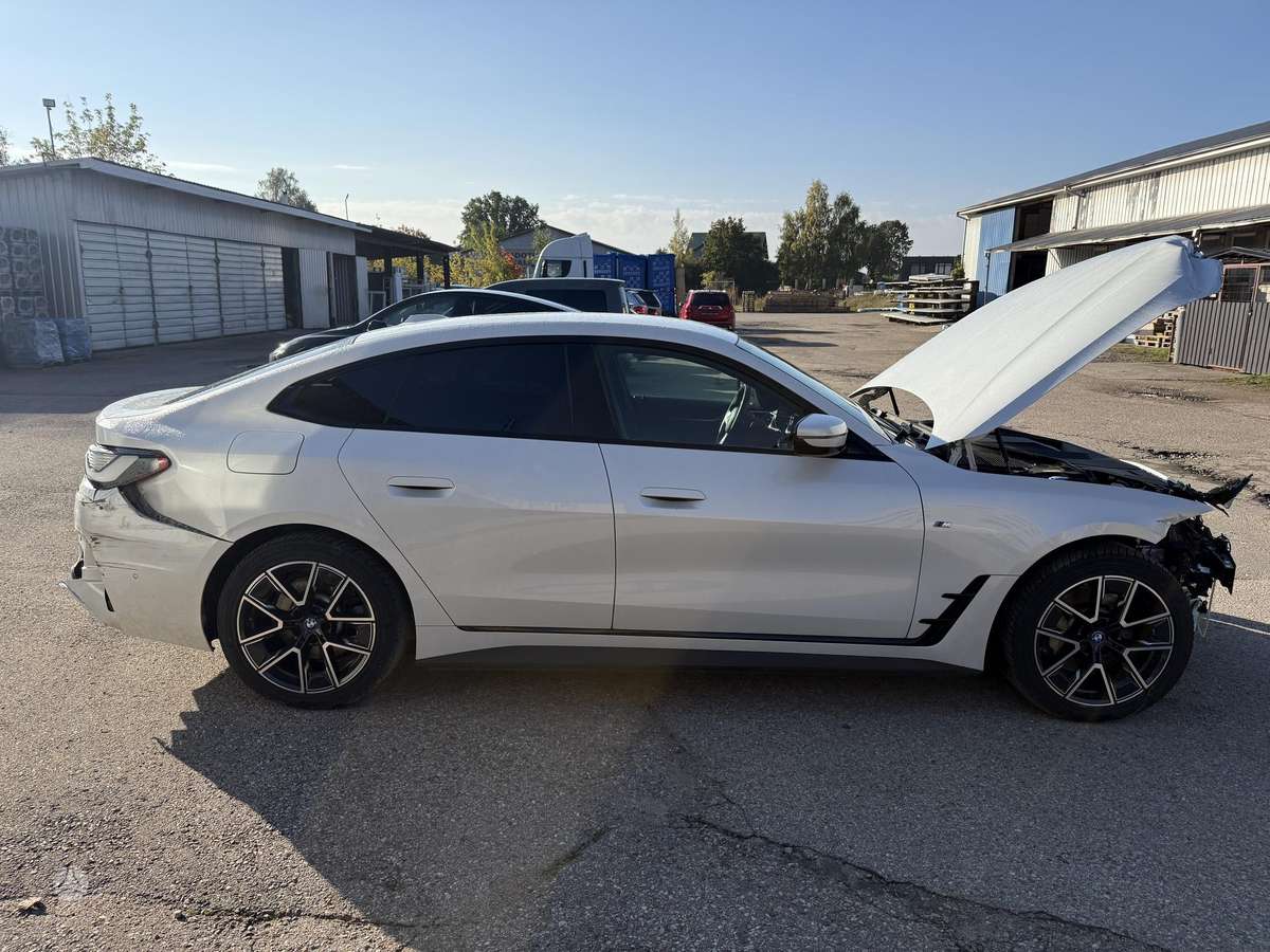 BMW i4, sedanas
