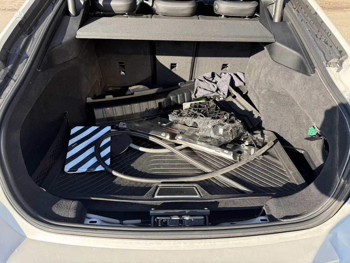 BMW i4, sedanas