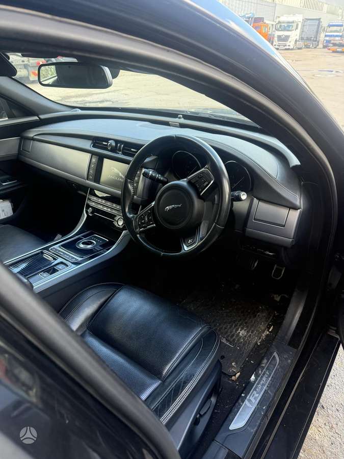 Jaguar XF, Седан