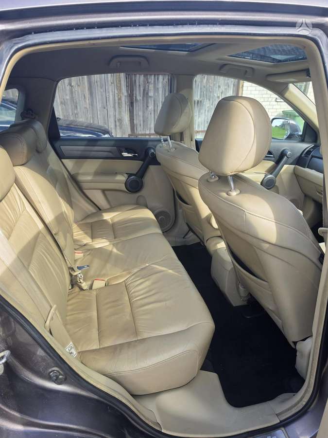 Honda CR-V 2010 — rear view
