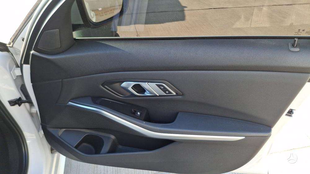 BMW 330, 2.0 l., Седан