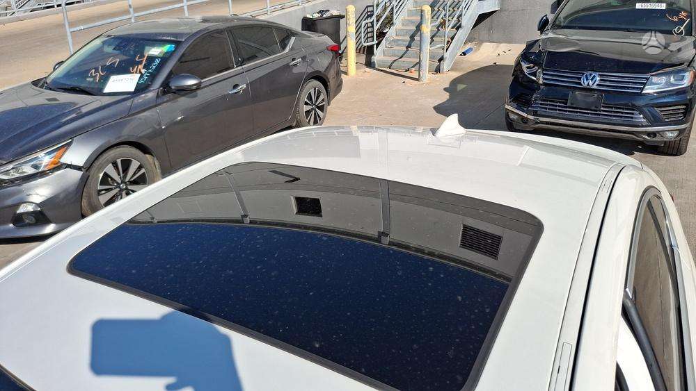 BMW 330, 2.0 l., Седан