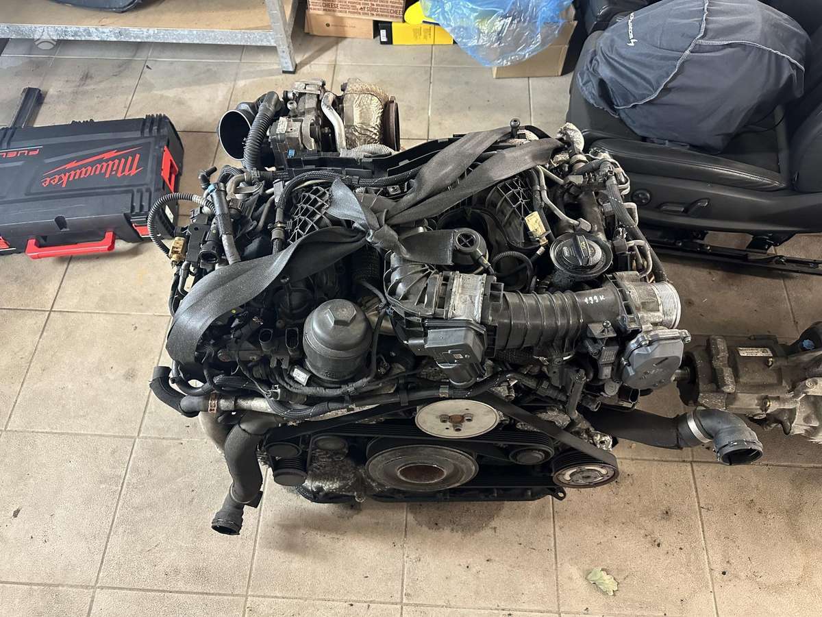 Audi A6 variklio detalės