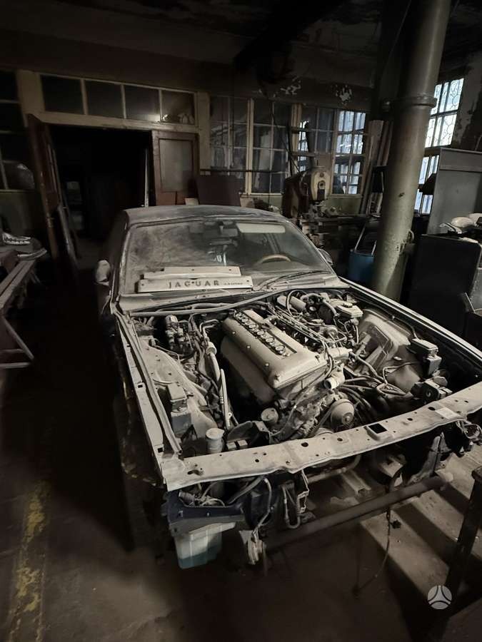 Jaguar XJ6, Седан