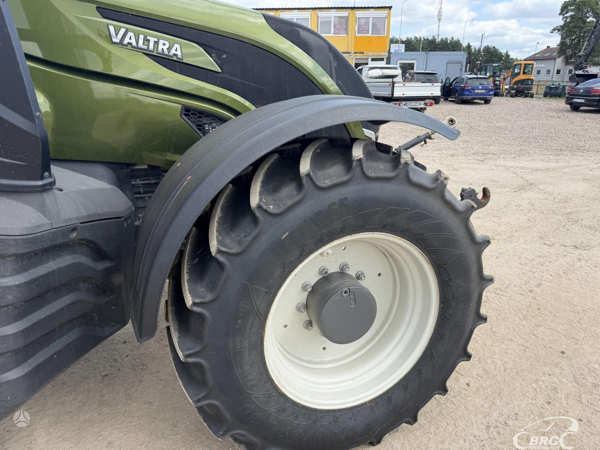 Valtra T235, traktoriai