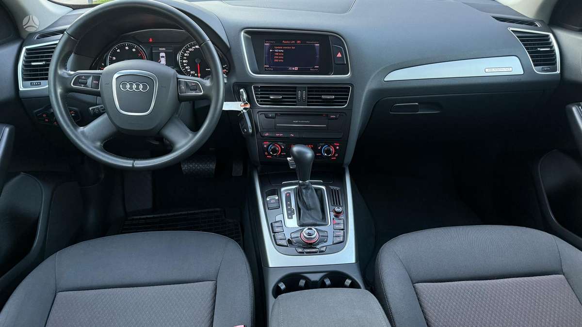 Audi Q5, 2.0 l., off-road / crossover