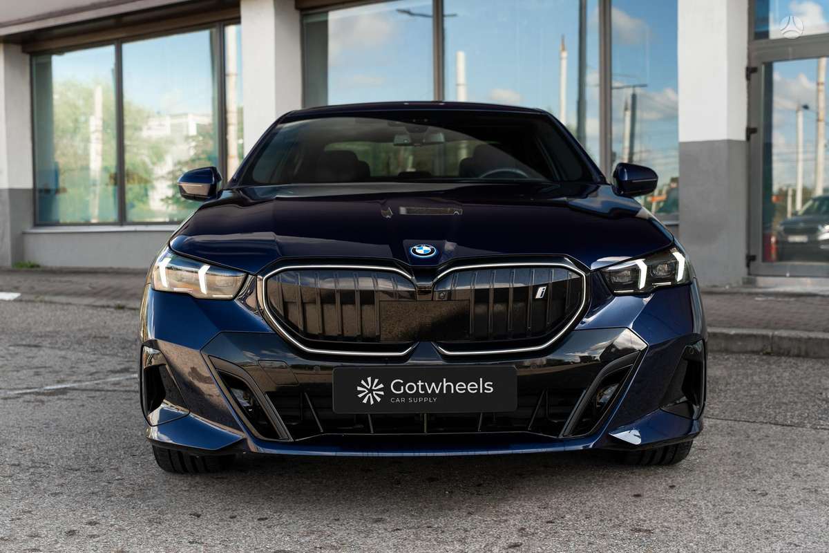 BMW i5, 84 кВт·ч, Седан