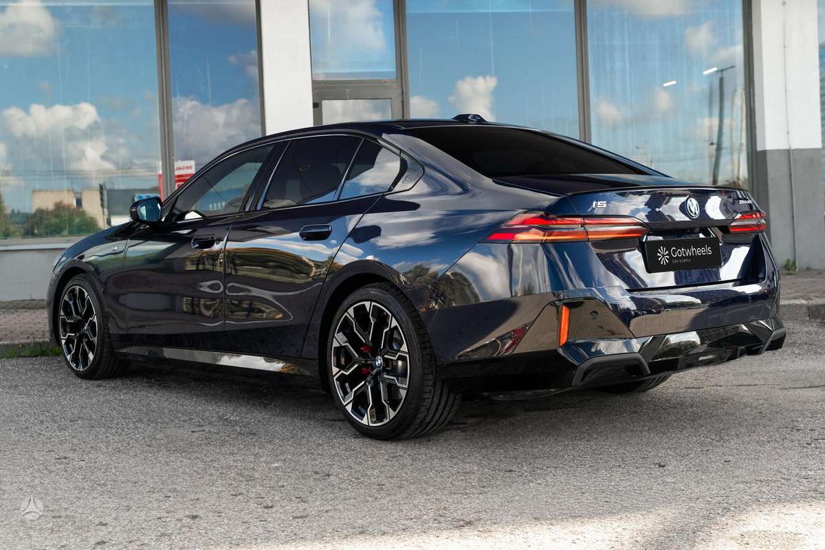 BMW i5, 84 кВт·ч, Седан