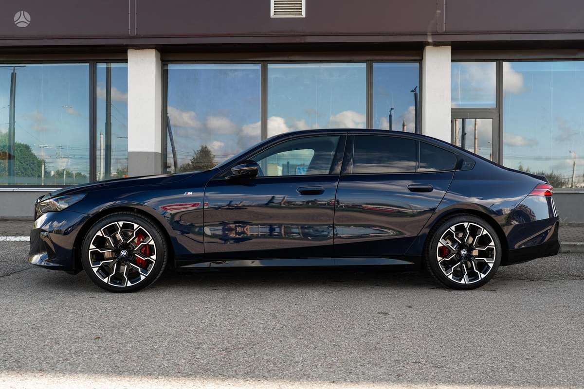 BMW i5, 84 кВт·ч, Седан