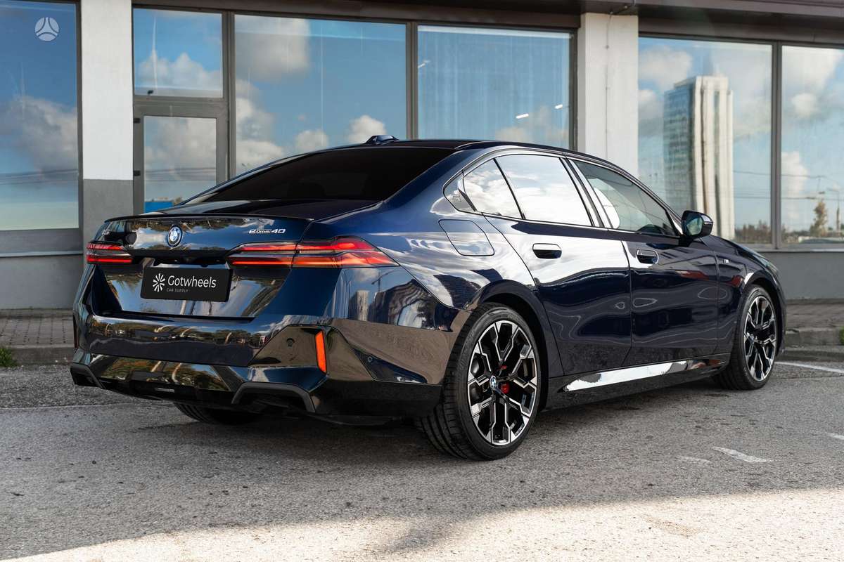BMW i5, 84 кВт·ч, Седан