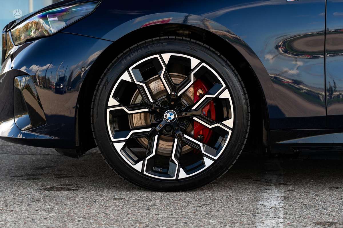 BMW i5, 84 кВт·ч, Седан