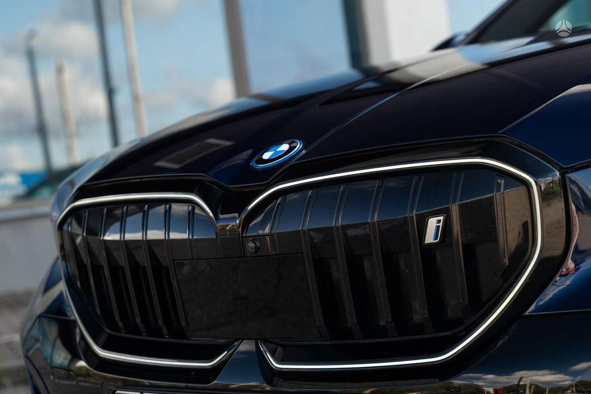BMW i5, 84 кВт·ч, Седан
