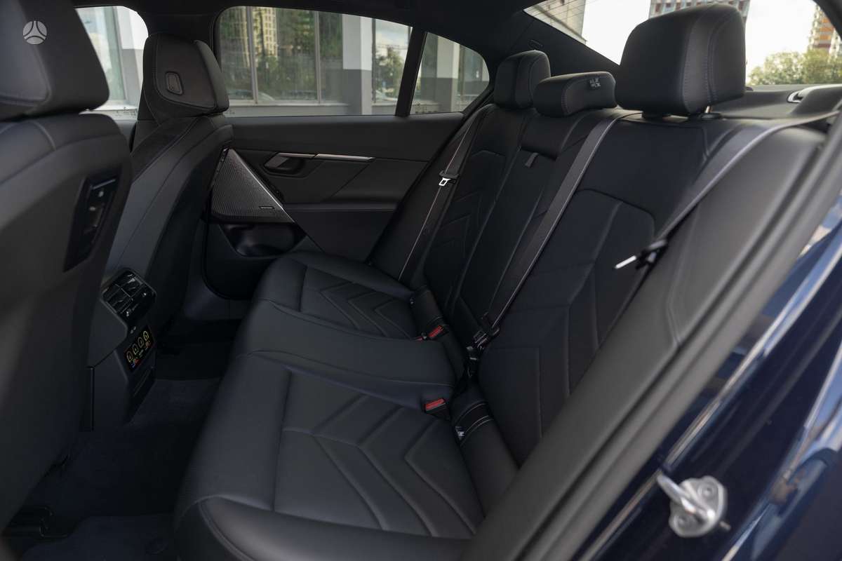 BMW i5, 84 кВт·ч, Седан