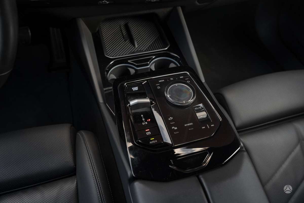 BMW i5, 84 кВт·ч, Седан