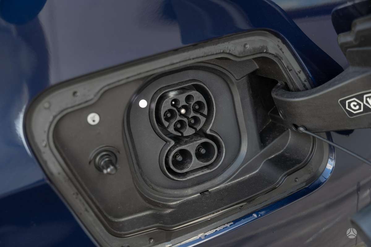 BMW i5, 84 кВт·ч, Седан