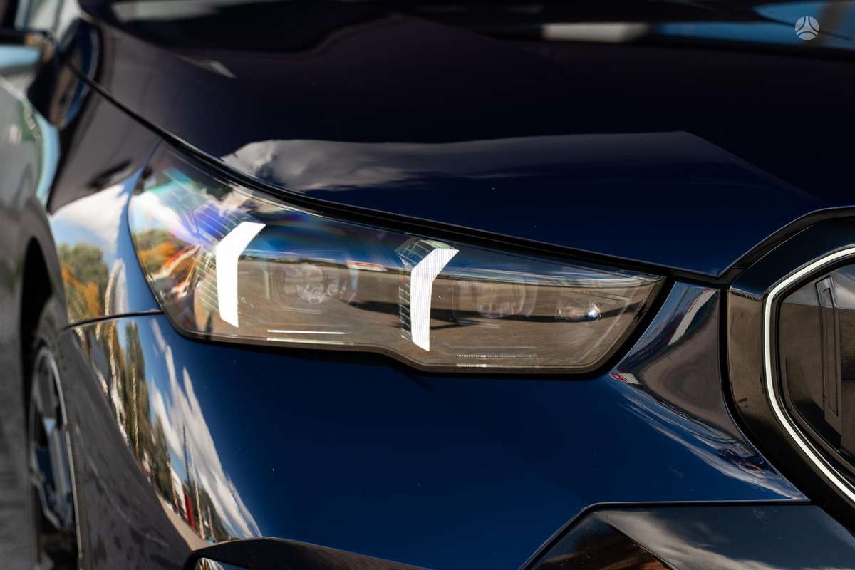 BMW i5, 84 кВт·ч, Седан