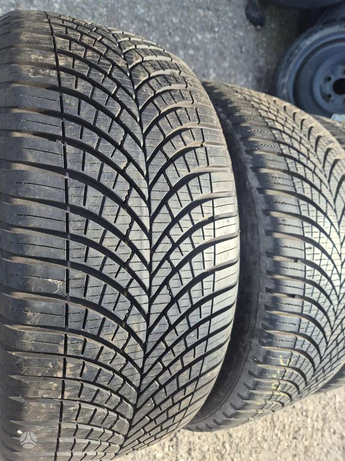 Goodyear, all-season 235/40 R19