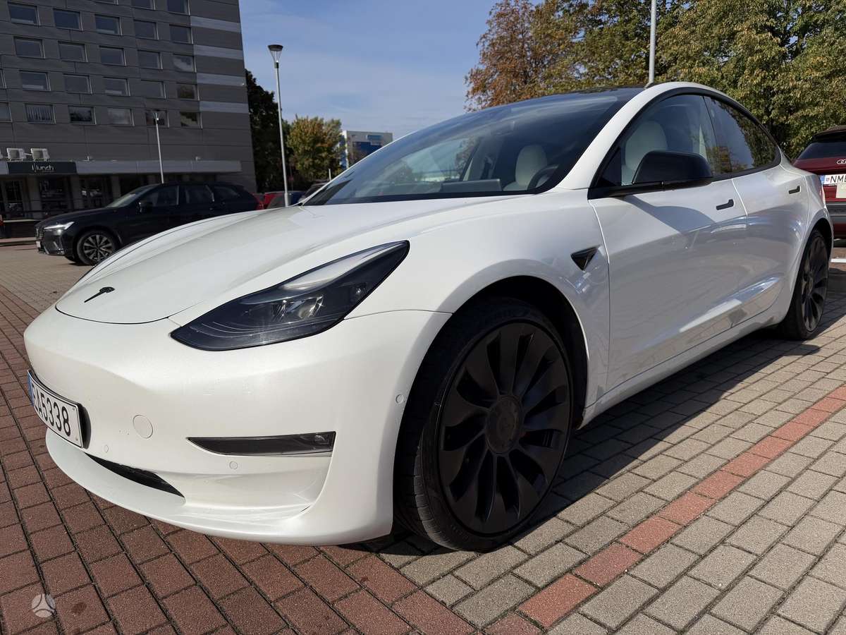 Tesla Model 3, sedanas