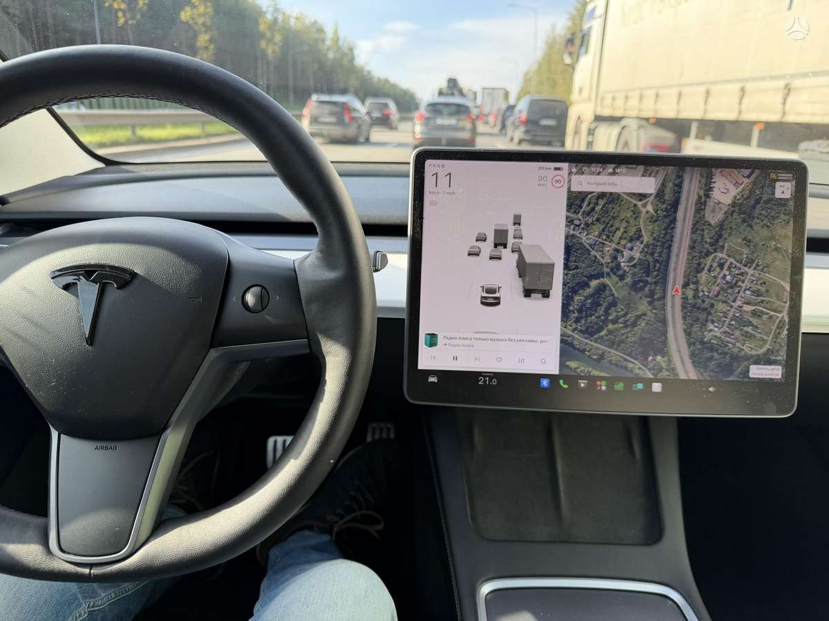 Tesla Model 3, sedans