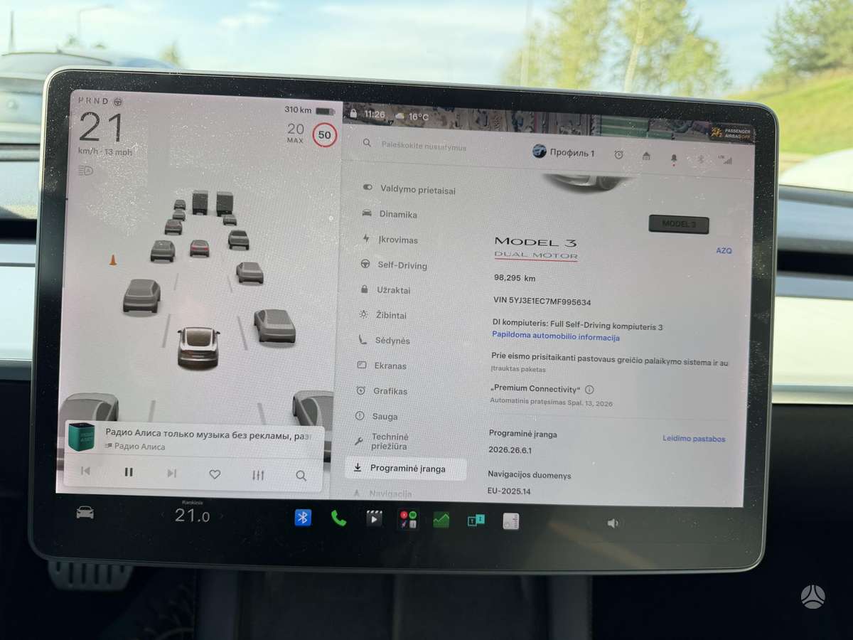 Tesla Model 3, Седан