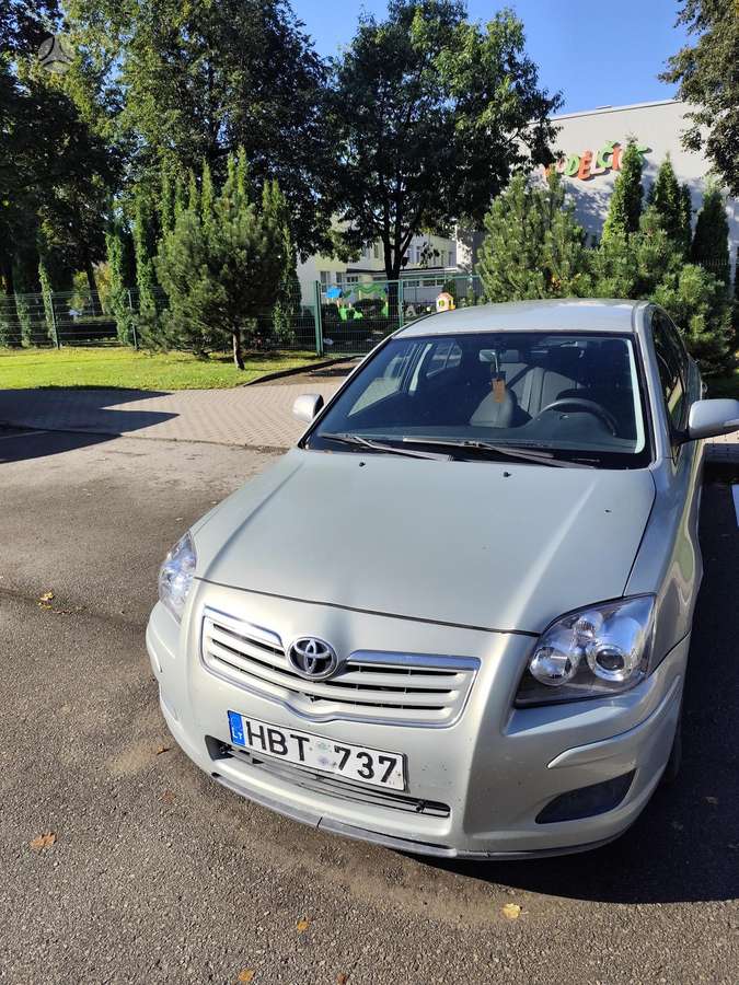 Toyota Avensis, Седан