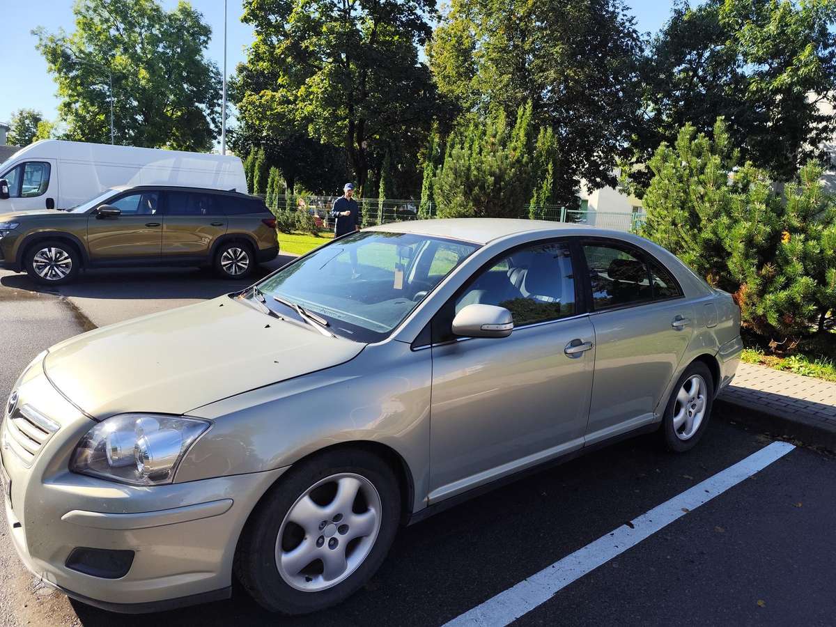 Toyota Avensis, Седан