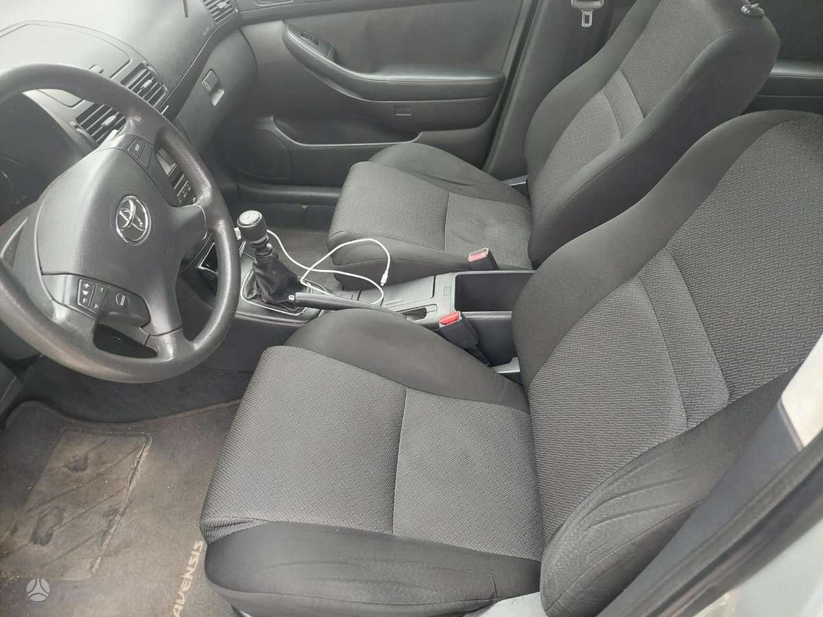 Toyota Avensis, Седан