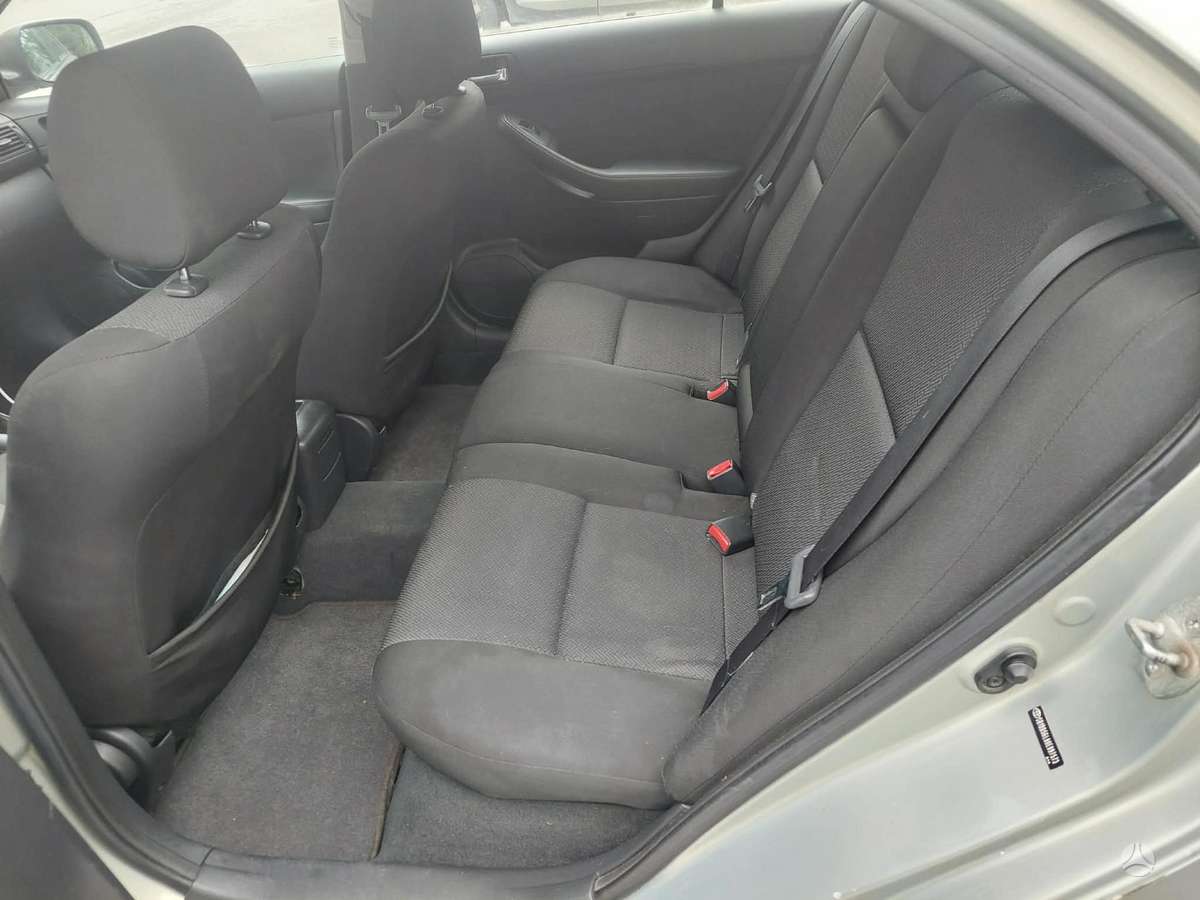 Toyota Avensis, Седан