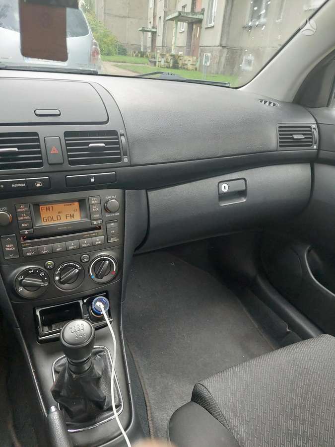 Toyota Avensis, Седан