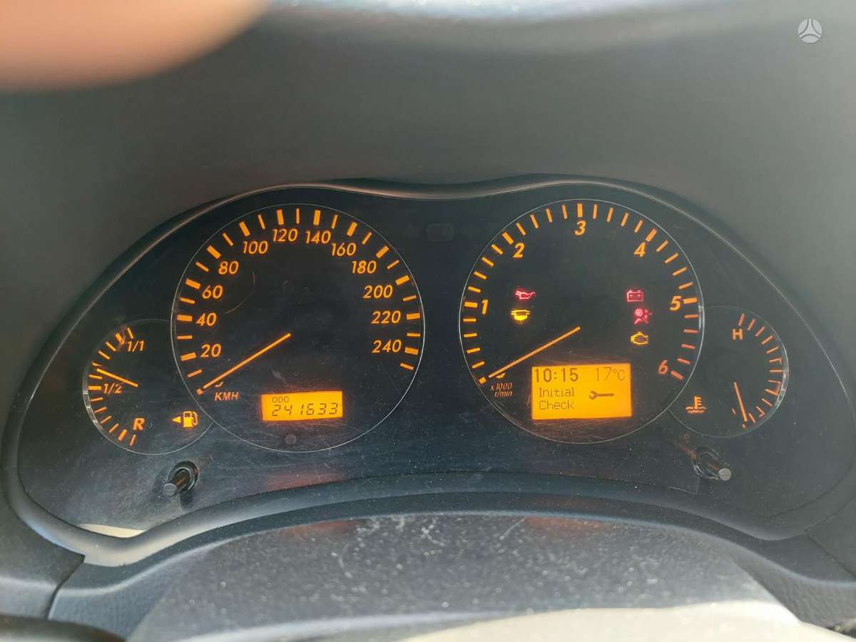 Toyota Avensis, Седан