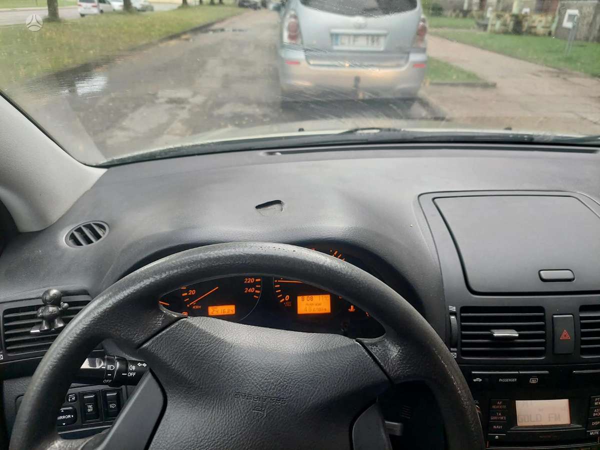 Toyota Avensis, Седан