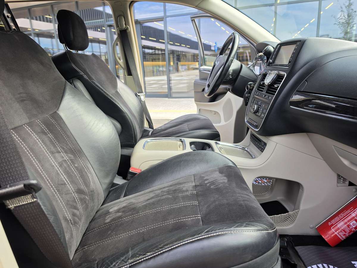 Lancia Voyager 2013 — photo 5