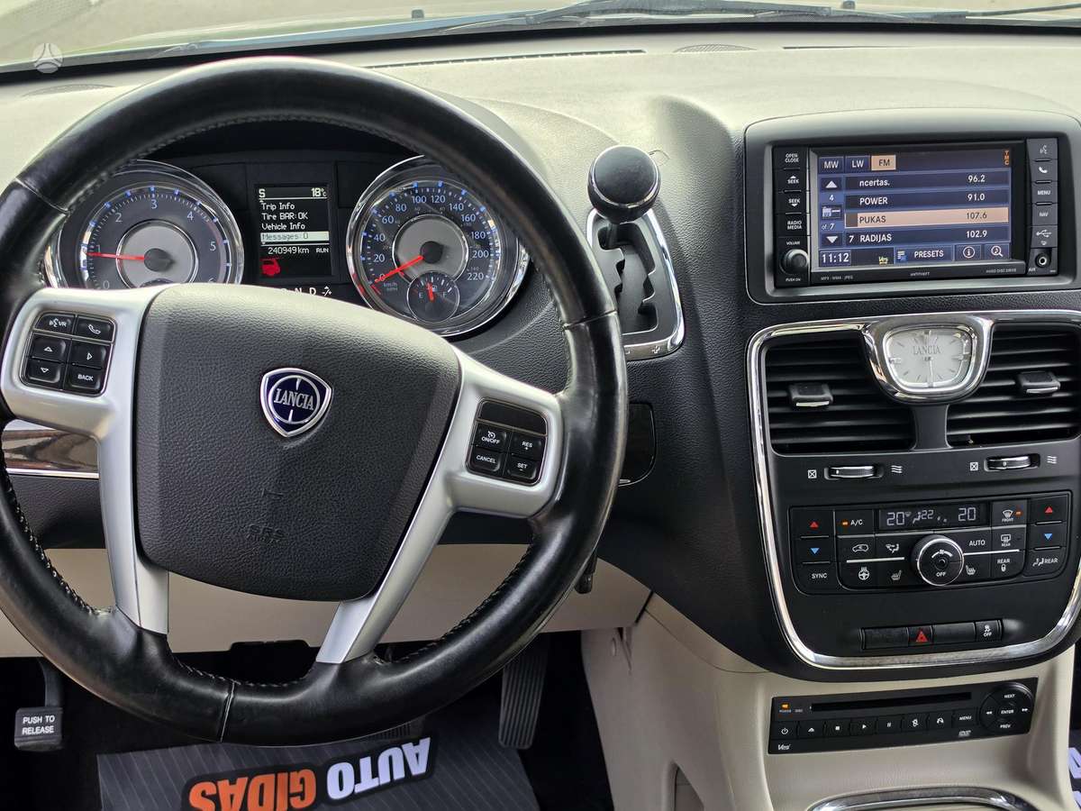 Lancia Voyager 2013 — photo 9