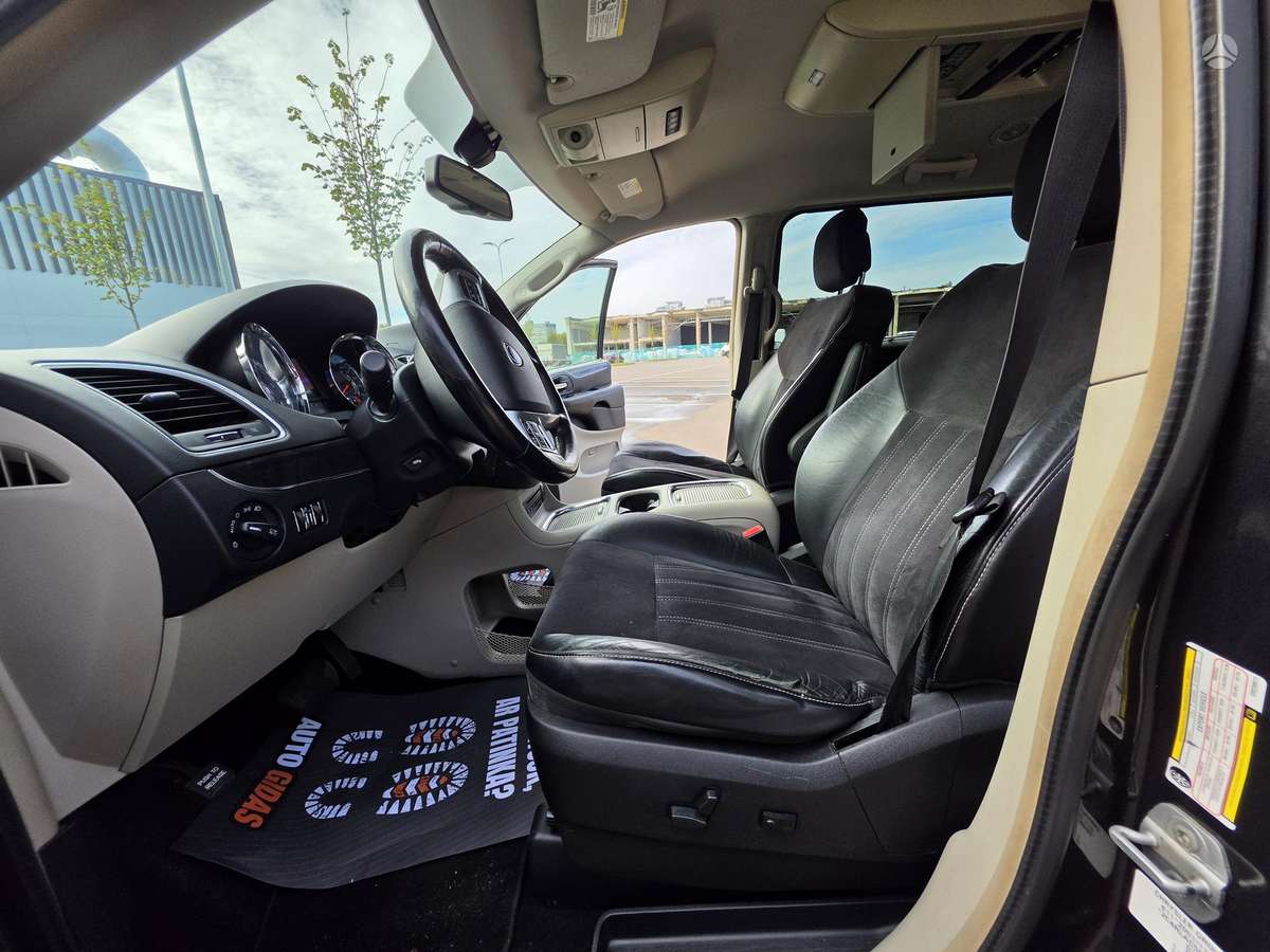 Lancia Voyager 2013 — photo 7